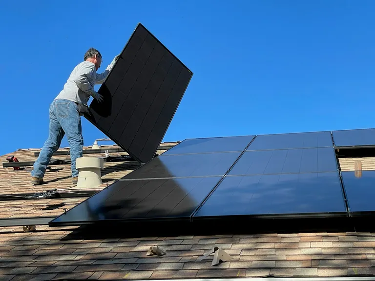 Panneaux solaires installés sur une toiture résidentielle