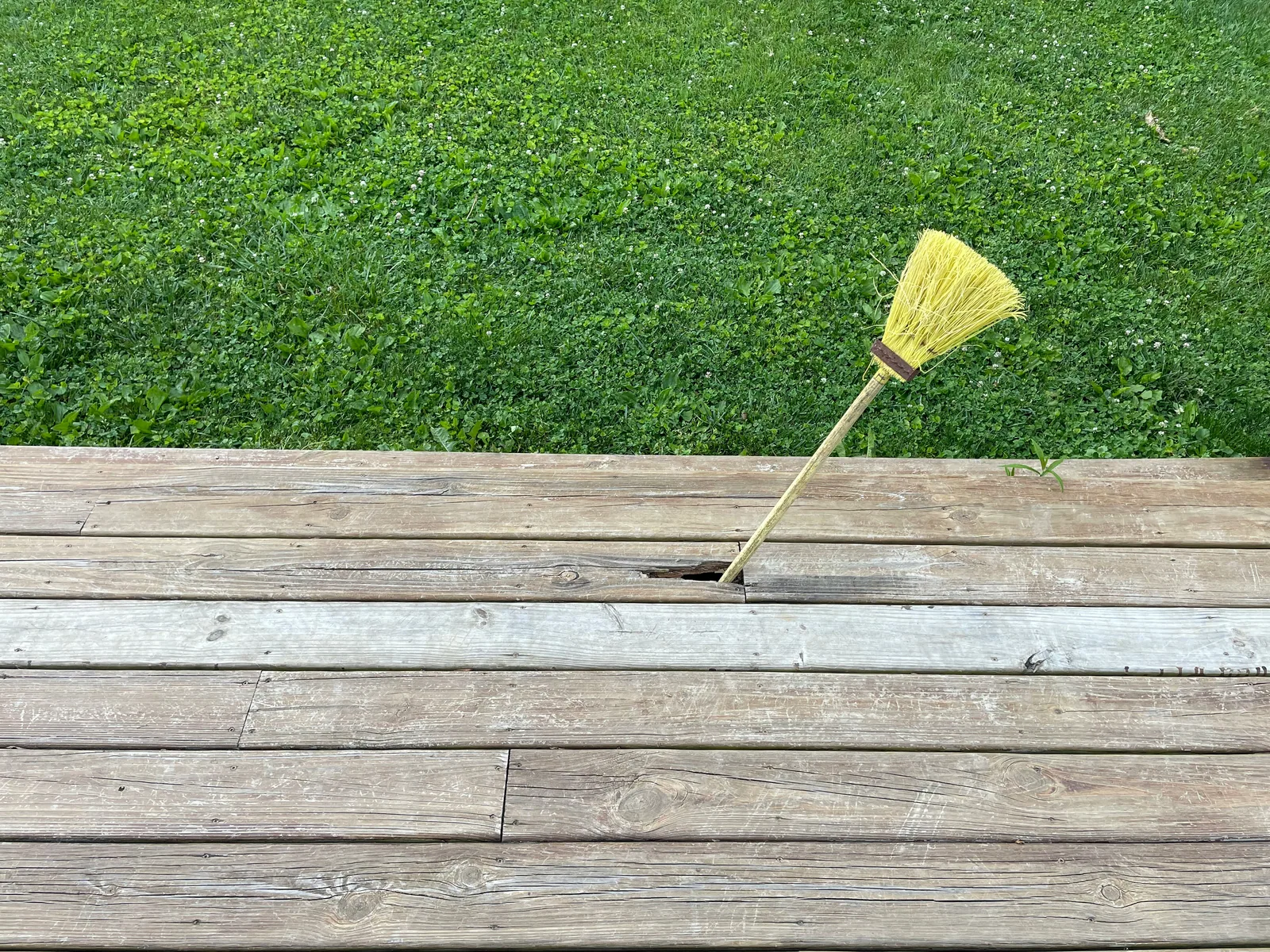 Terrasse en bois à nettoyer et réparer