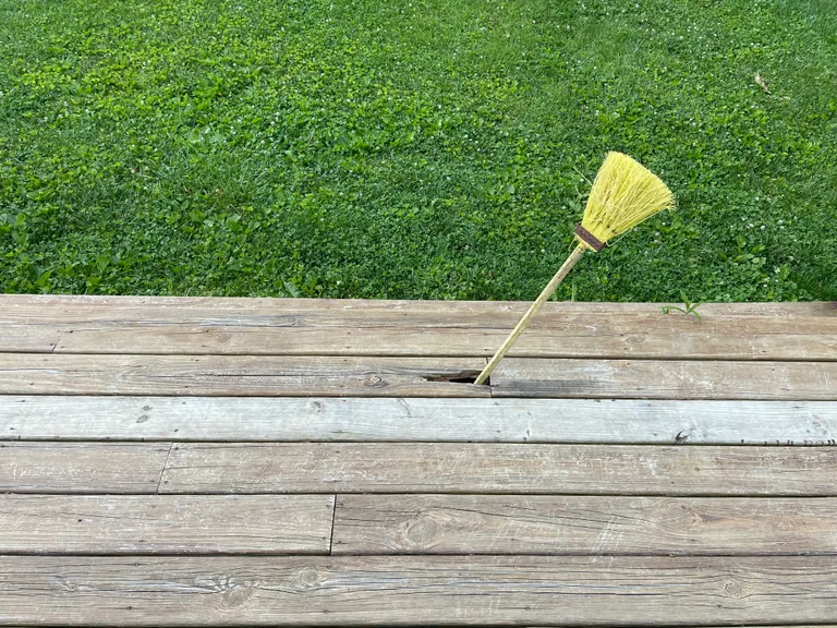 Terrasse en bois à nettoyer et réparer
